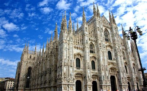 Catedral Duomo di Milano: Kiệt Tác Kiến Trúc Gotik Vượt Qua Thời Gian!