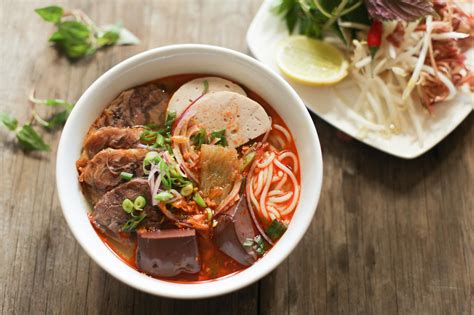  Bún Bò Huế: Hấp dẫn vị cay nồng và nước dùng đậm đà!