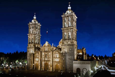  Catedral de Puebla! Một Kiệt Tác Kiến Trúc Nổi Bật và Trung Tâm Linh Thiêng