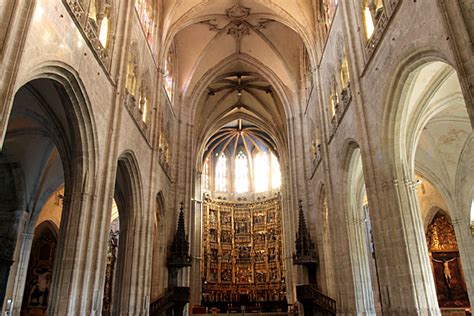 Nhà thờ Catedral de Oviedo: Kiệt tác kiến trúc Gothic và điểm hành hương tôn giáo quan trọng!