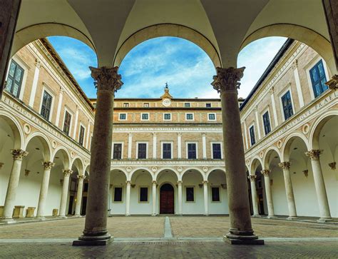 Palazzo Ducale di Urbino: Một Kiệt Tác Kiến Trúc Phục Hưng Nổi Tiếng và Bảo Tàng Nghệ Thuật