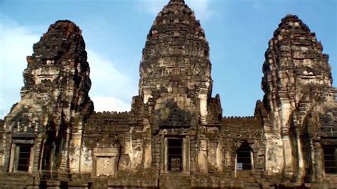 Phra Prang Sam Yot: Cung điện cổ kính với vẻ đẹp Angkor Wat thu nhỏ!