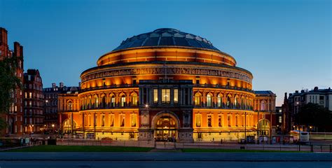  The Royal Albert Hall: Biểu tượng âm nhạc và kiến trúc tráng lệ của London!